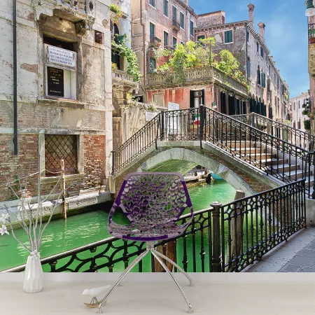 Фотообои Венеция. Мостик через канал, арт. 44218, пример фотообоев на стене