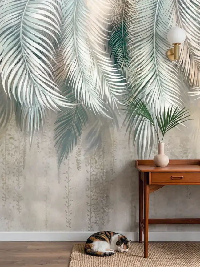 Фрагмент Фотообоев Пальмовый туман арт: 491501 с тропическими листьями в пастельных тонах рядом с темным комодом натурального дерева